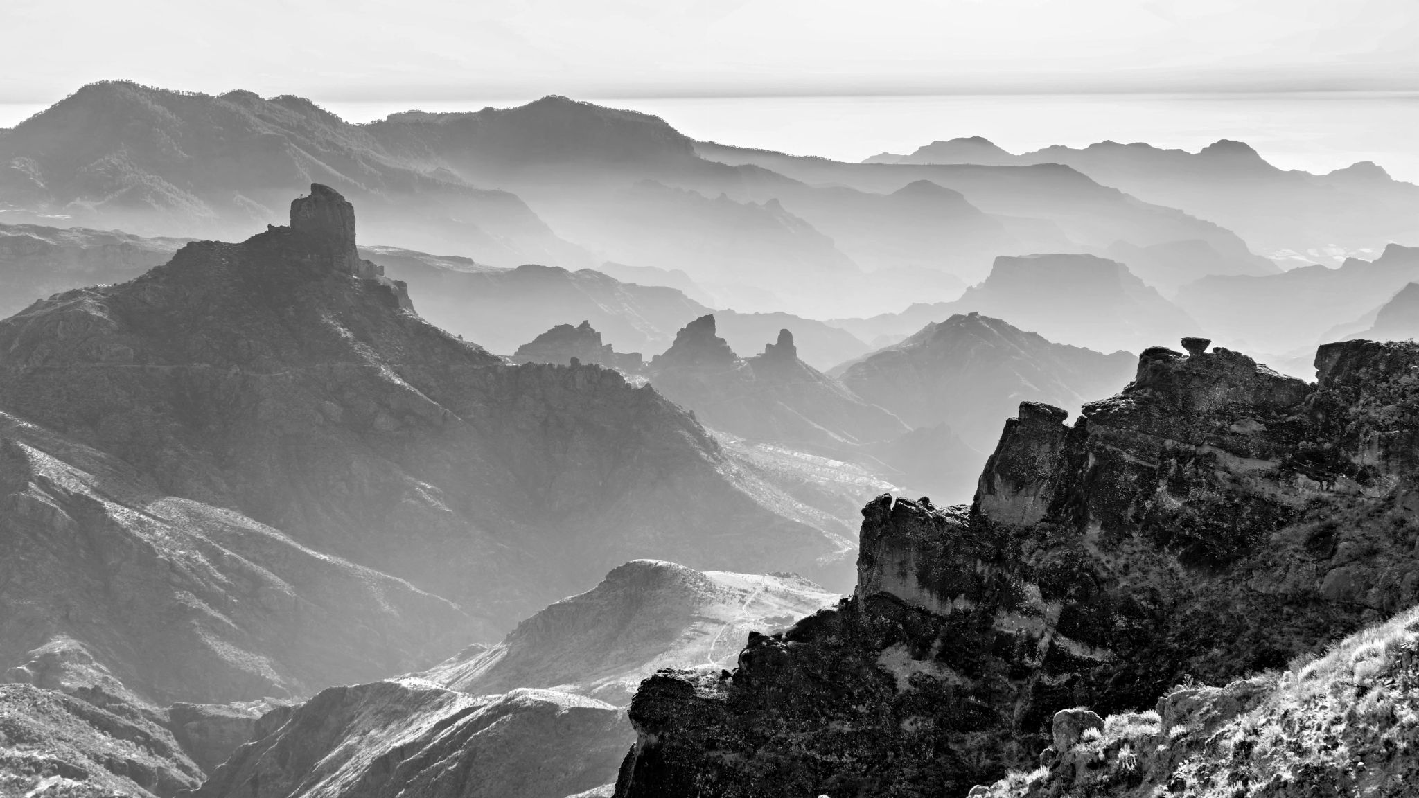 September 2023: Blick vom Mirador de Degollada auf den Roque de Bentayga, Gran Canaria